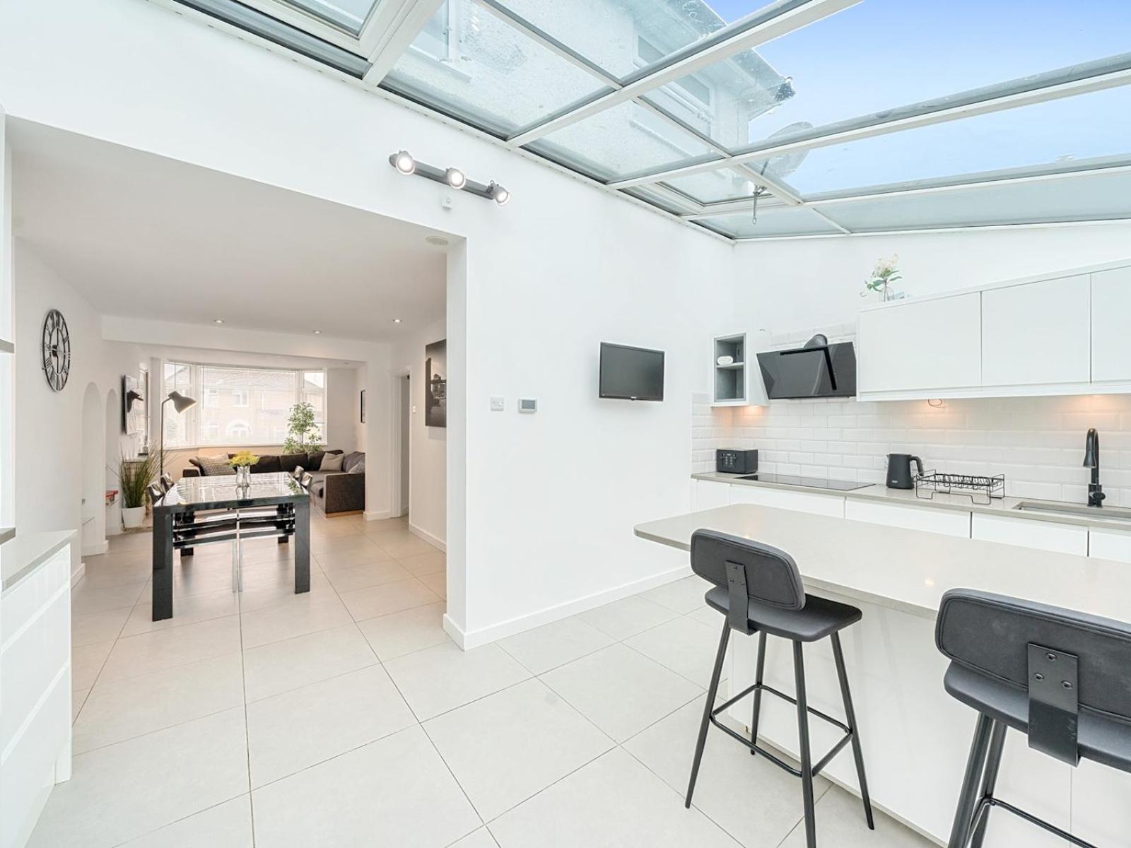 Pass The Keys Modern 4 Bed Inc. Garden Parking - * Oxford