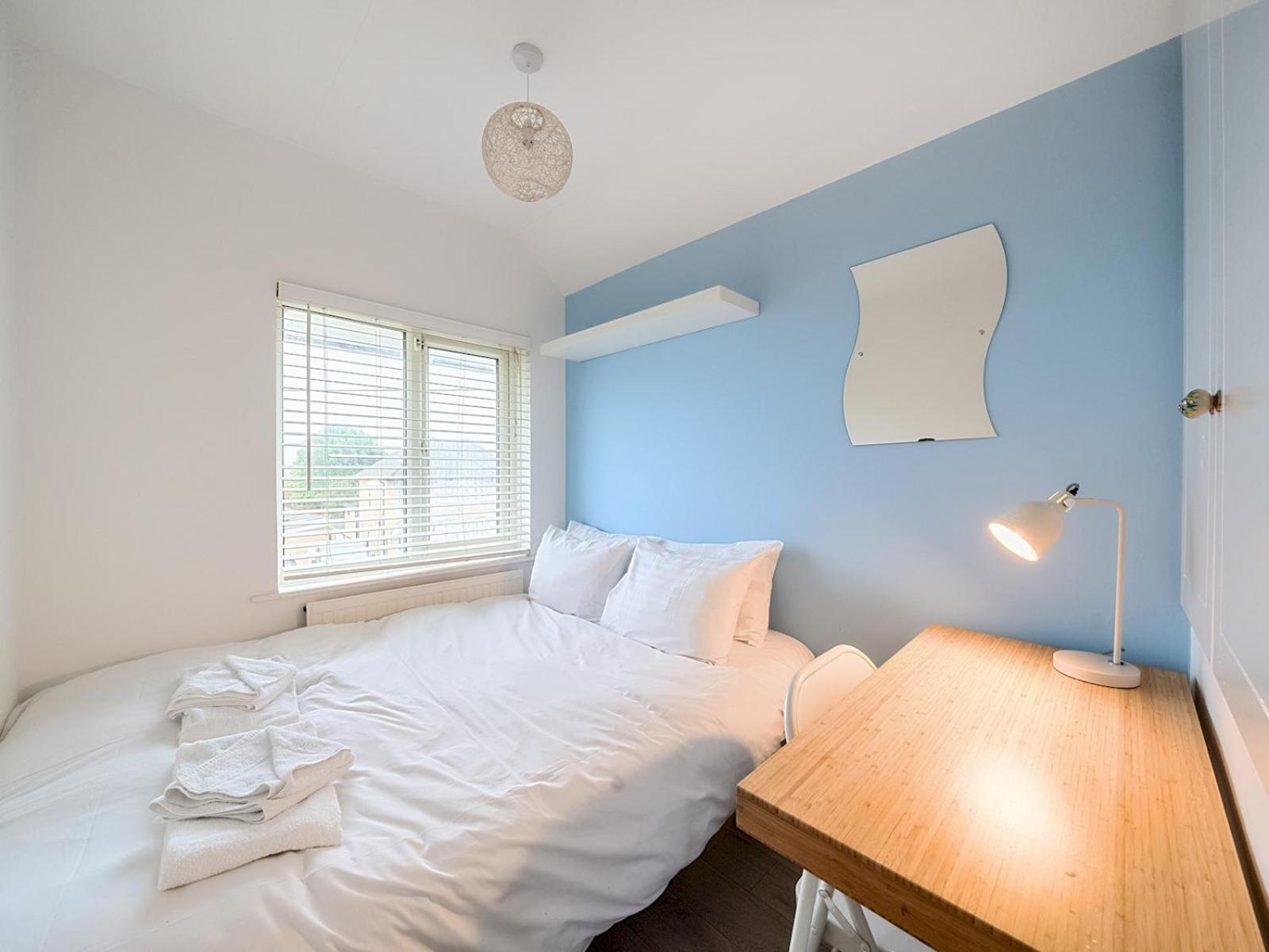 Ferienhaus Pass The Keys Modern 4 Bed Inc. Garden Parking -